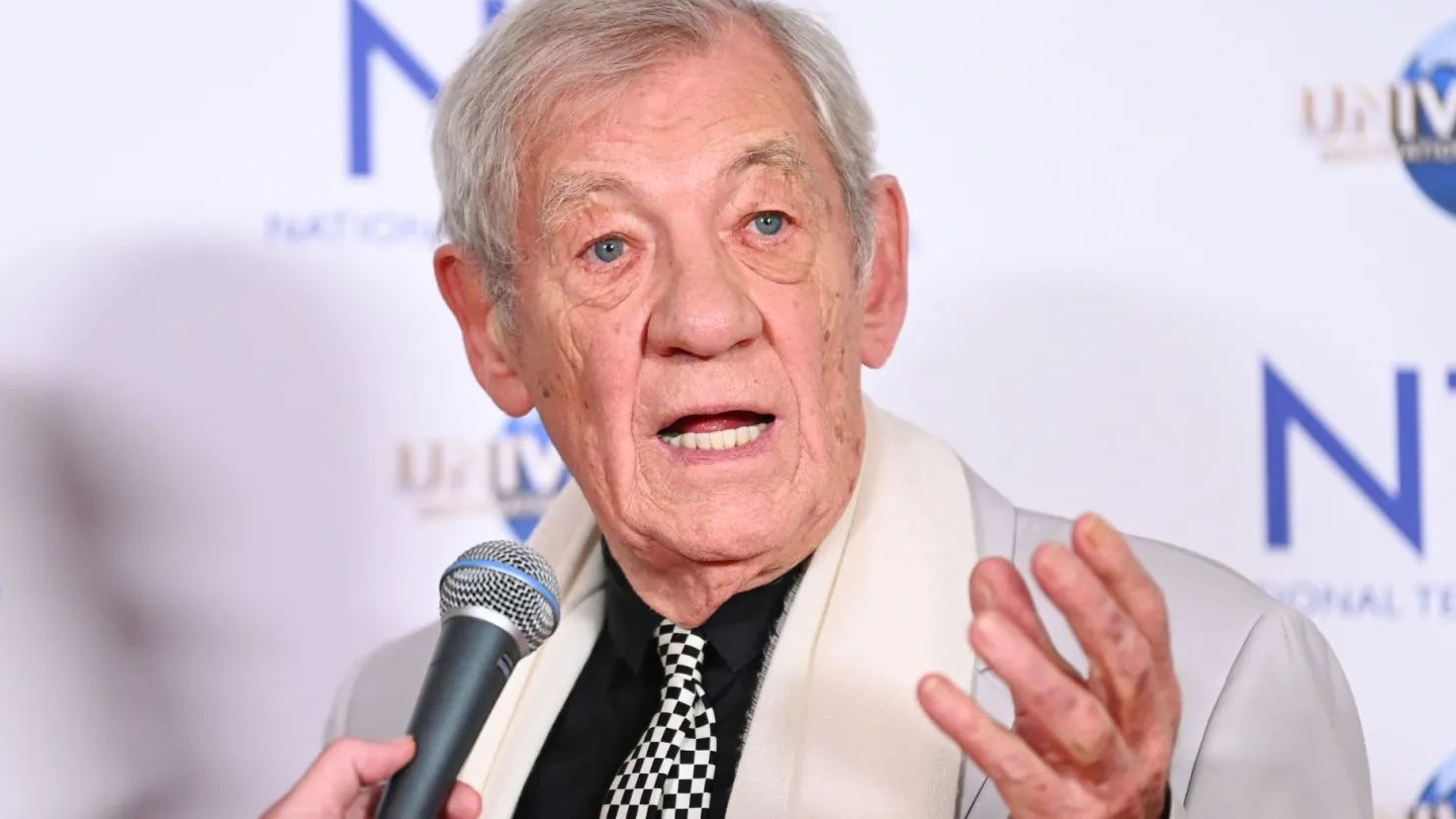 Ícone LGBT+, Ian McKellen ainda sofre com dores após queda no palco