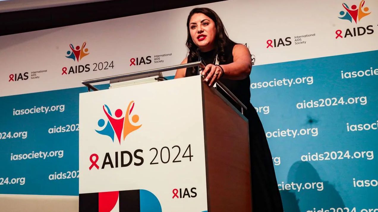 Pesquisadora travesti brasileira atua como mentora em conferência da IAS