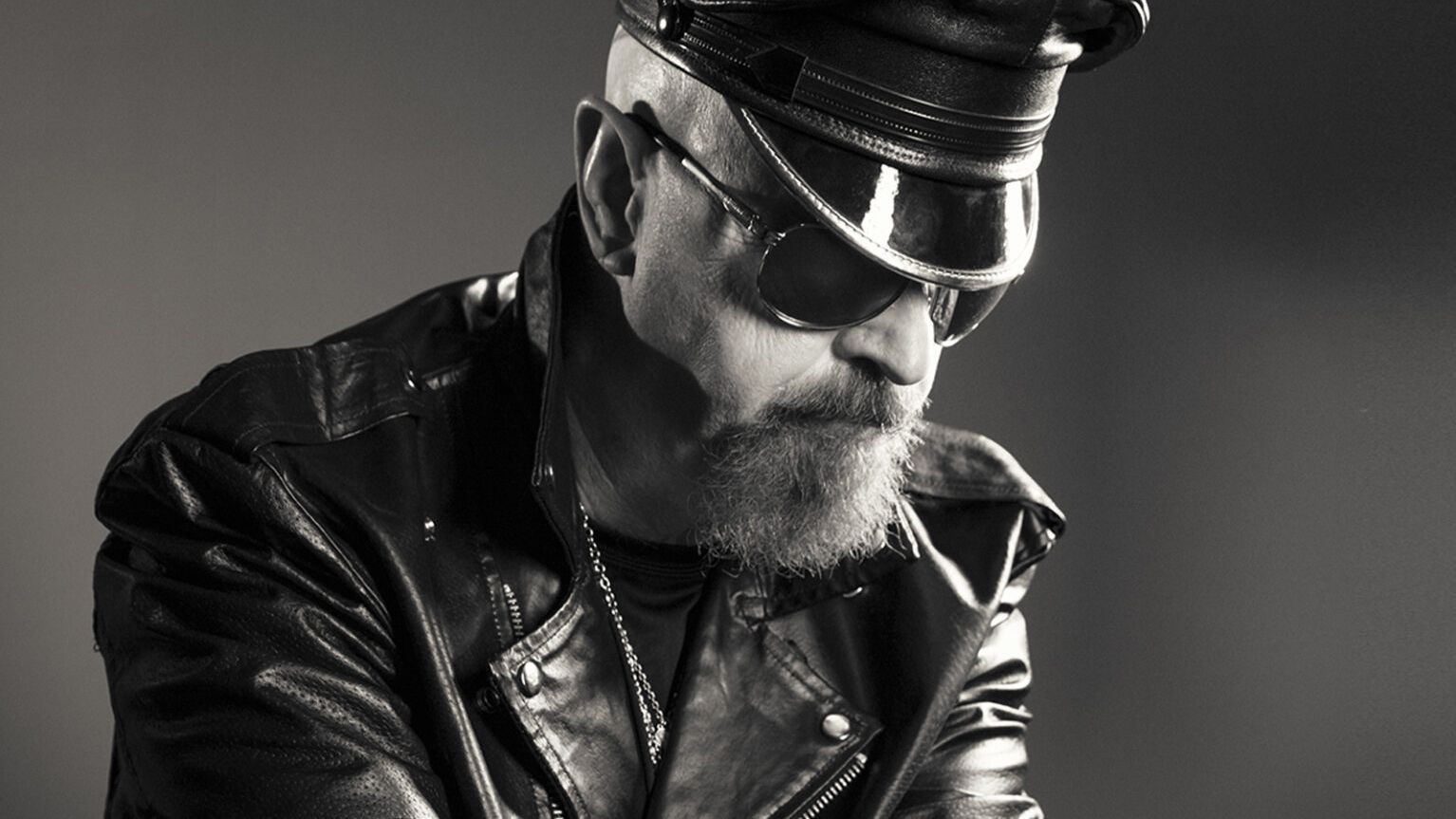 Rob Halford e sua jornada como ícone do Metal e homem gay