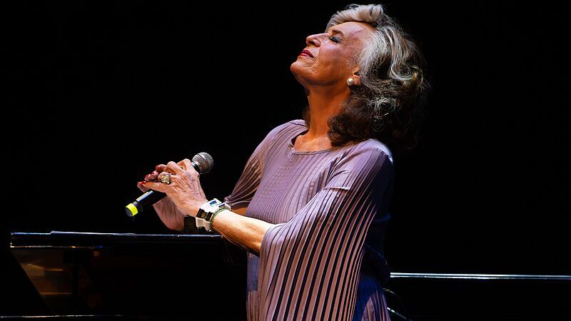 Divina Valéria comemora 80 anos com show biográfico no Teatro Pompeia