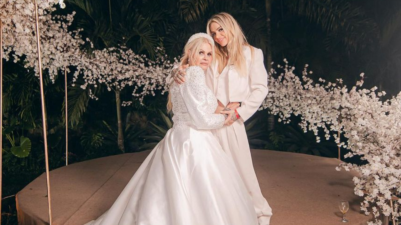 Monique Evans recupera fotos com esposa, em celebração de 10 anos juntas