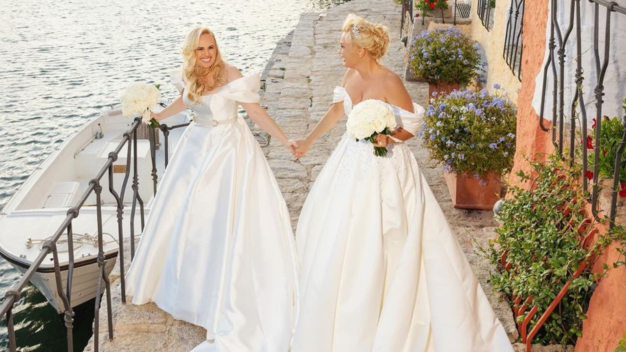 Rebel Wilson divulga foto de seu casamento com Ramona Agruma em Itália