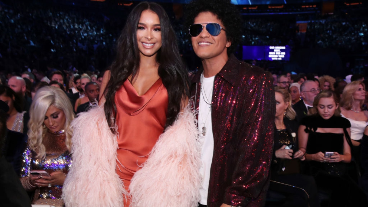 Em show, Bruno Mars confirma fim do relacionamento com Jessica Caban após 13 anos