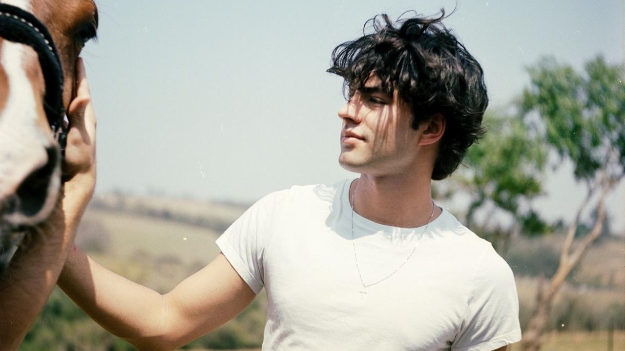 Sofrência! Lucas Pretti aborda término LGBT+ em novo single ‘Marlboro”