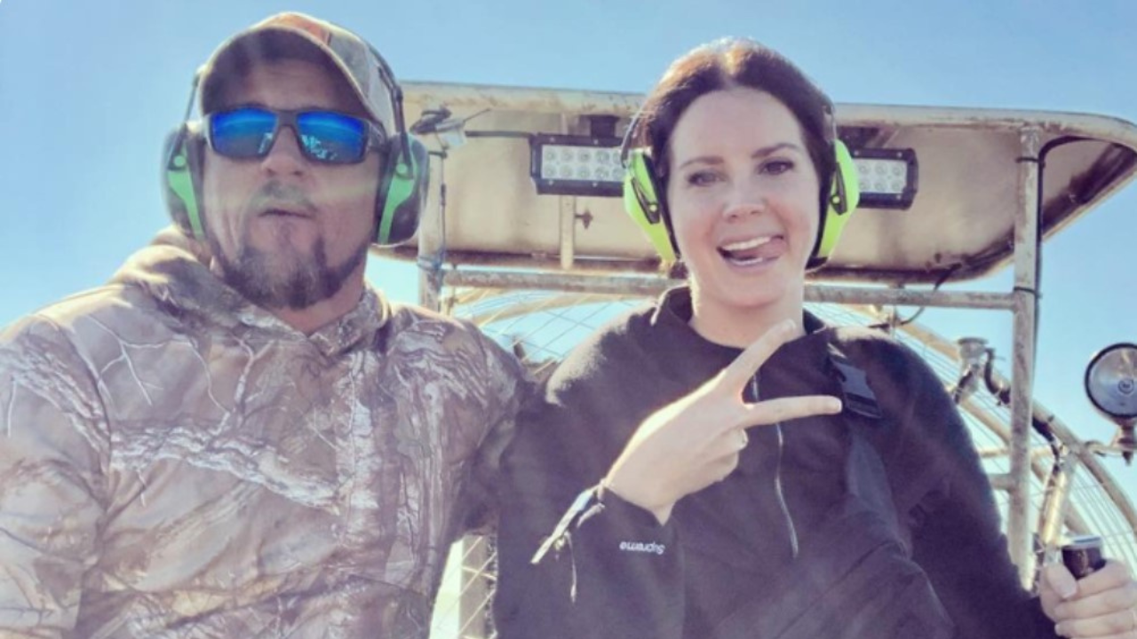 Lana Del Rey fala sobre vida de casada em evento e compartilha momento íntimo com fãs