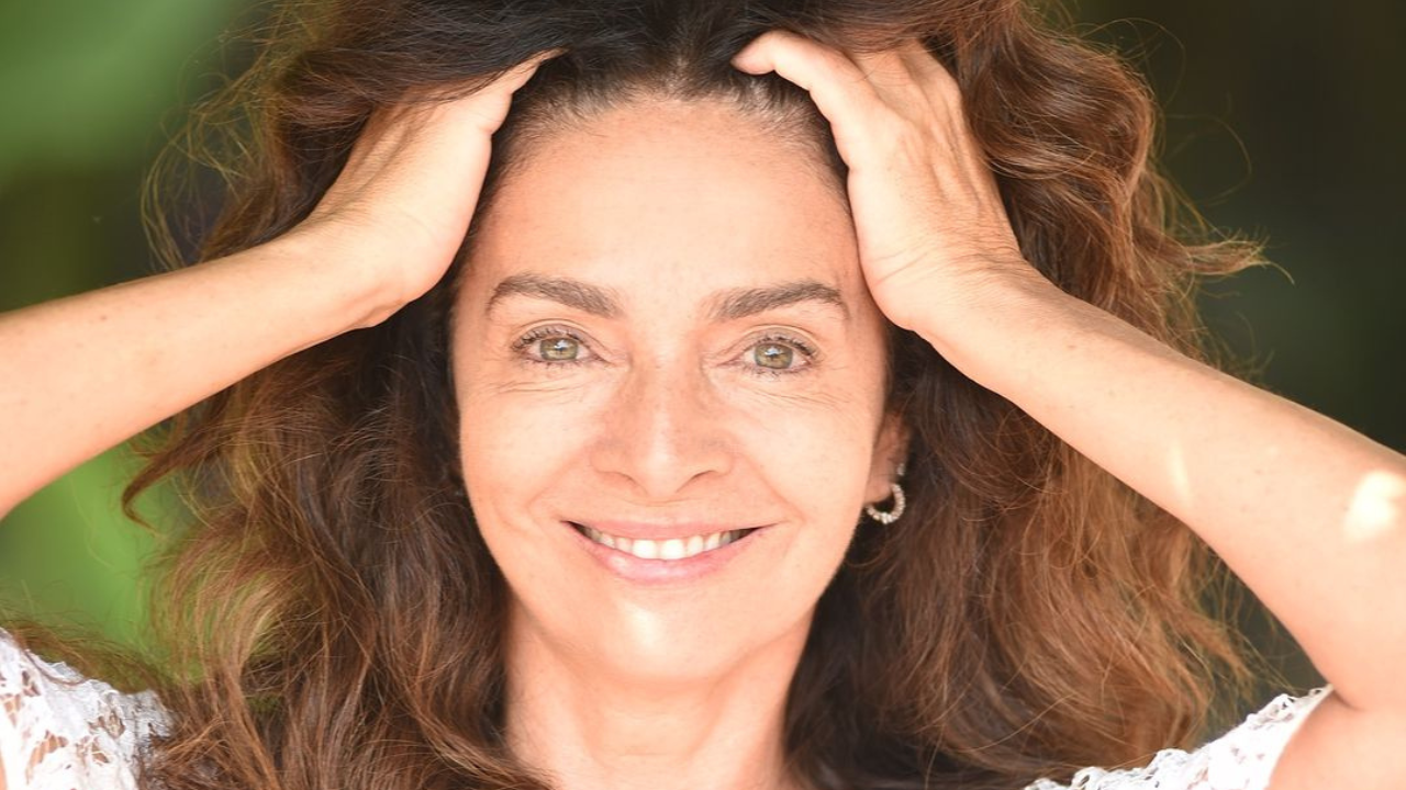 Idade certa! Claudia Ohana exala sua beleza natural sem filtros em redes sociais