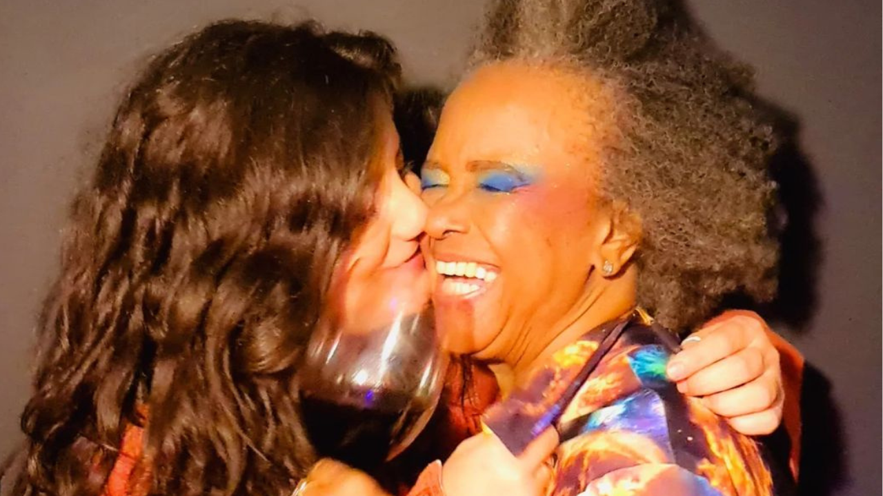 Sandra de Sá aparece seminua em Instagram ao lado da esposa