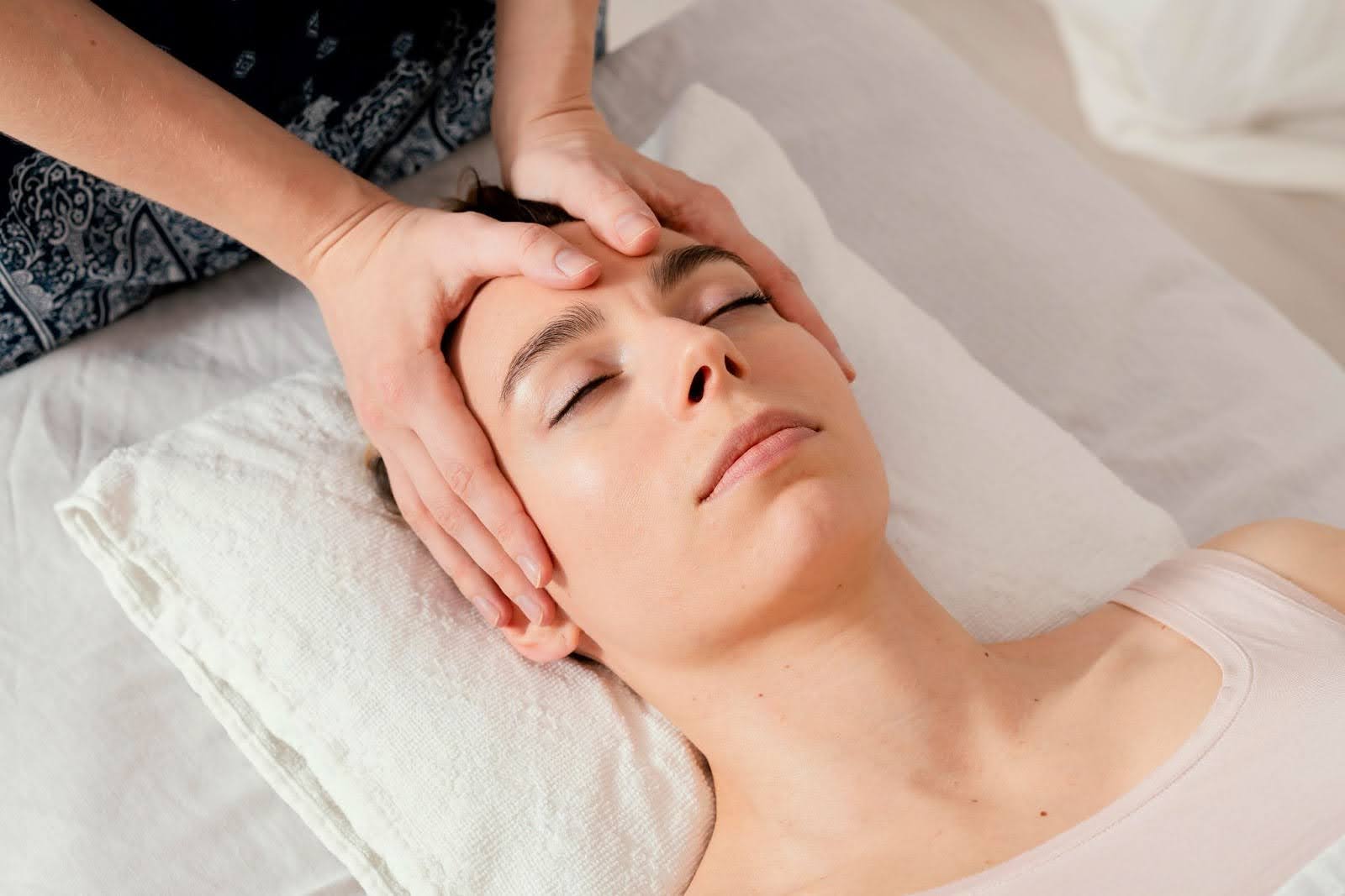 Massagens faciais ganham destaque em spas e estéticas: Benefícios e cuidados