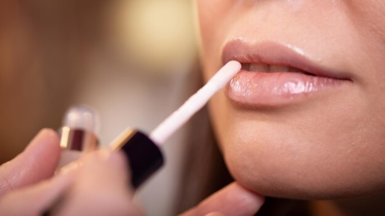 De brilho a aumento dos lábios: Os benefícios labiais do gloss plump