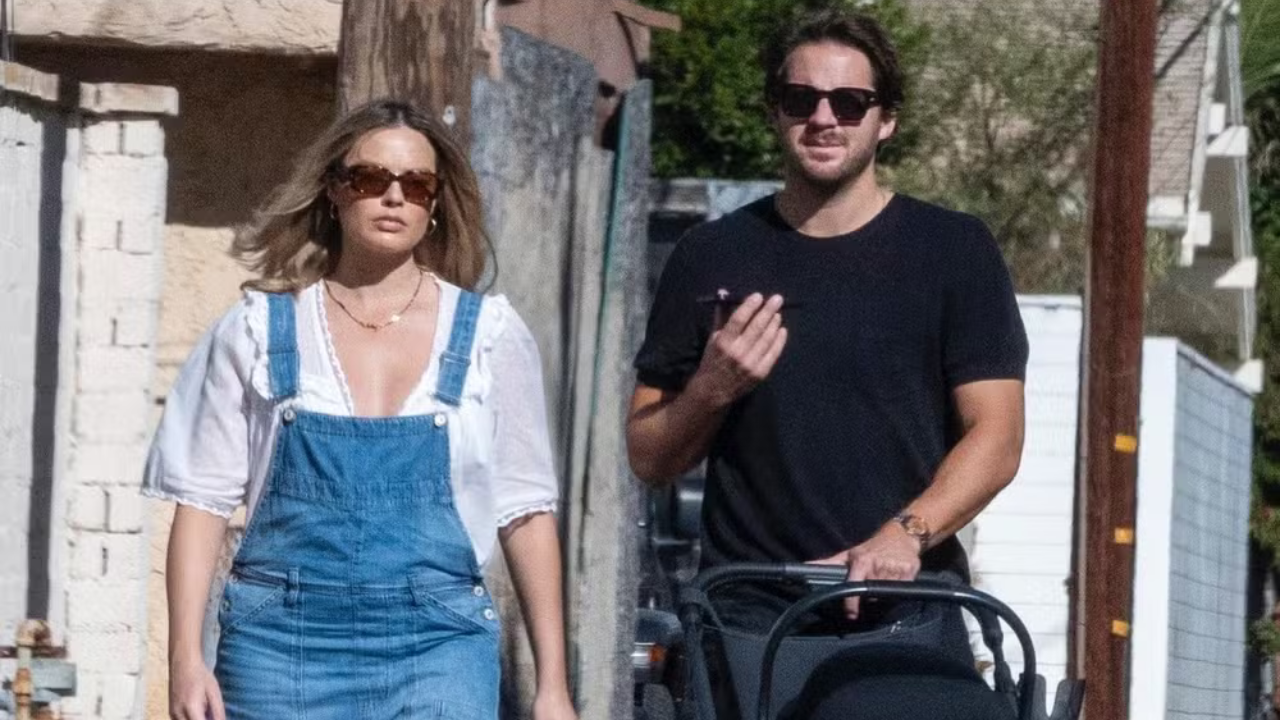 Margot Robbie e o marido Tom Ackerley são vistos passeando com o filho após parto