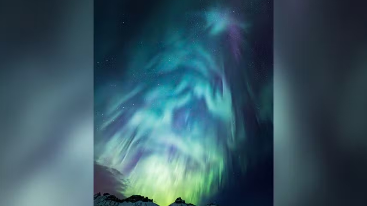 Galáxia natalina? Nasa divulga foto de aurora boreal que se assemelha a árvore de Natal