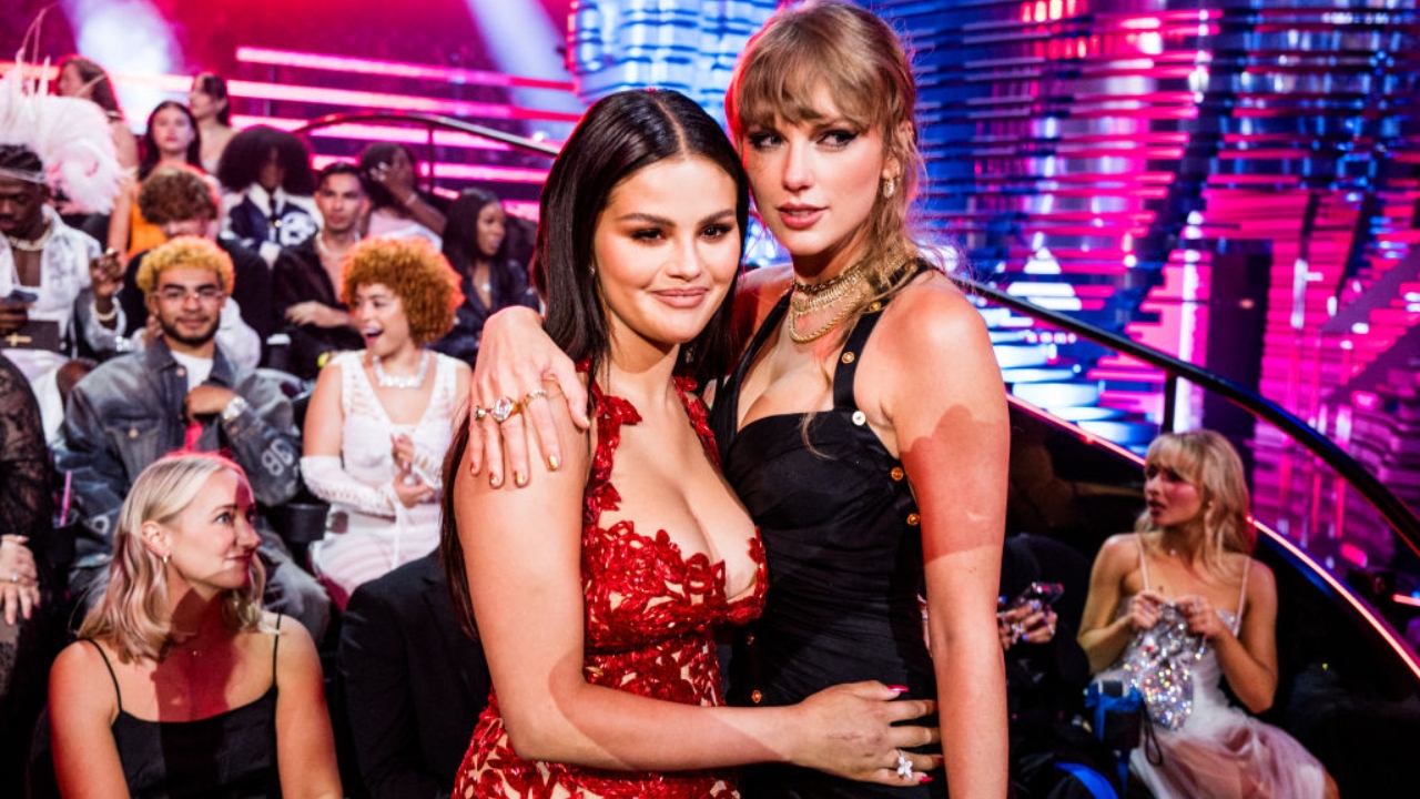 Após Selena Gomez anunciar noivado, Taylor Swift comenta publicação: ‘Vou ser a daminha’