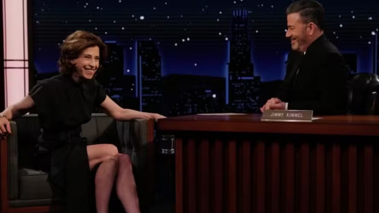 Fernanda Torres brilha no ‘Jimmy Kimmel Live!’ e revela perrengue com prêmio: ‘Pesado’