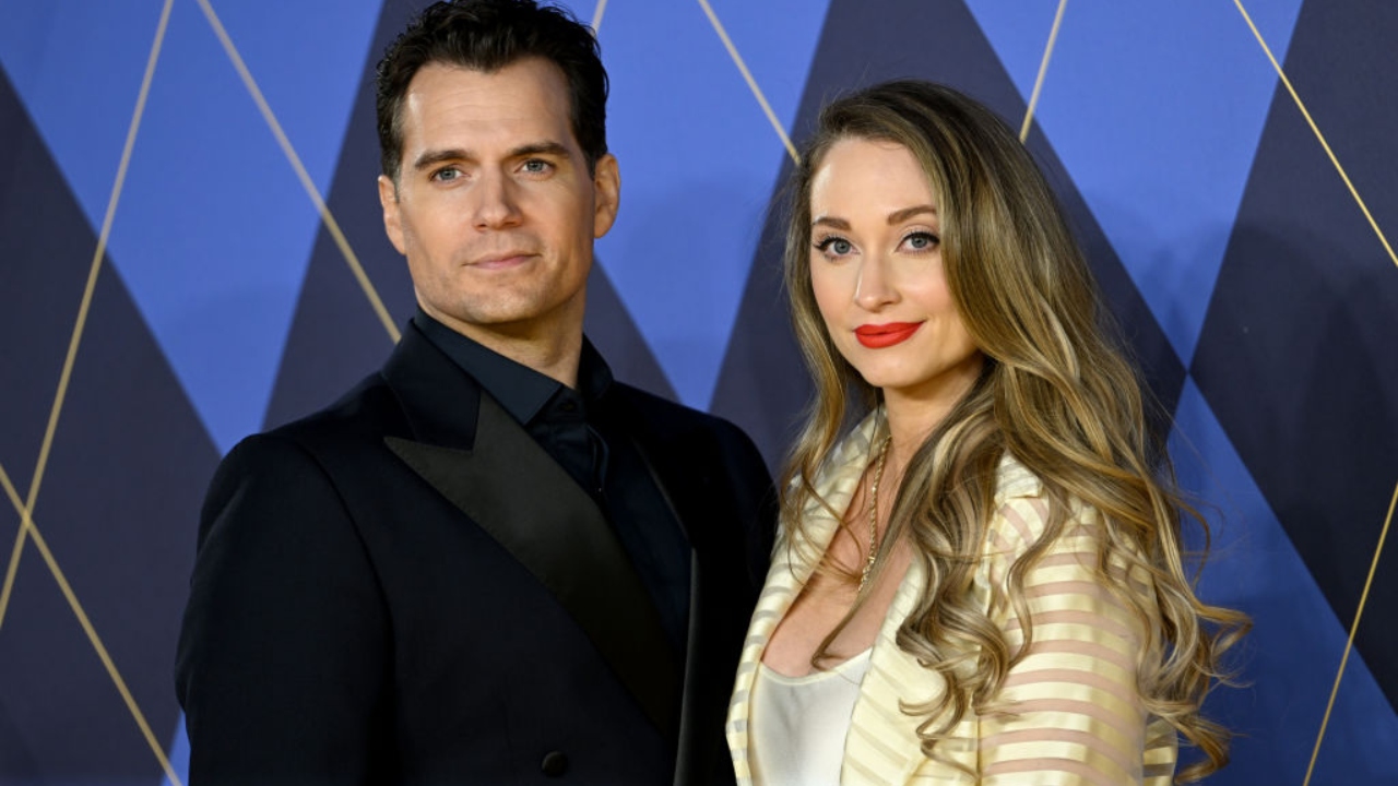Astro Henry Cavill e Natalie Viscuso fazem rara aparição com primeiro bebê