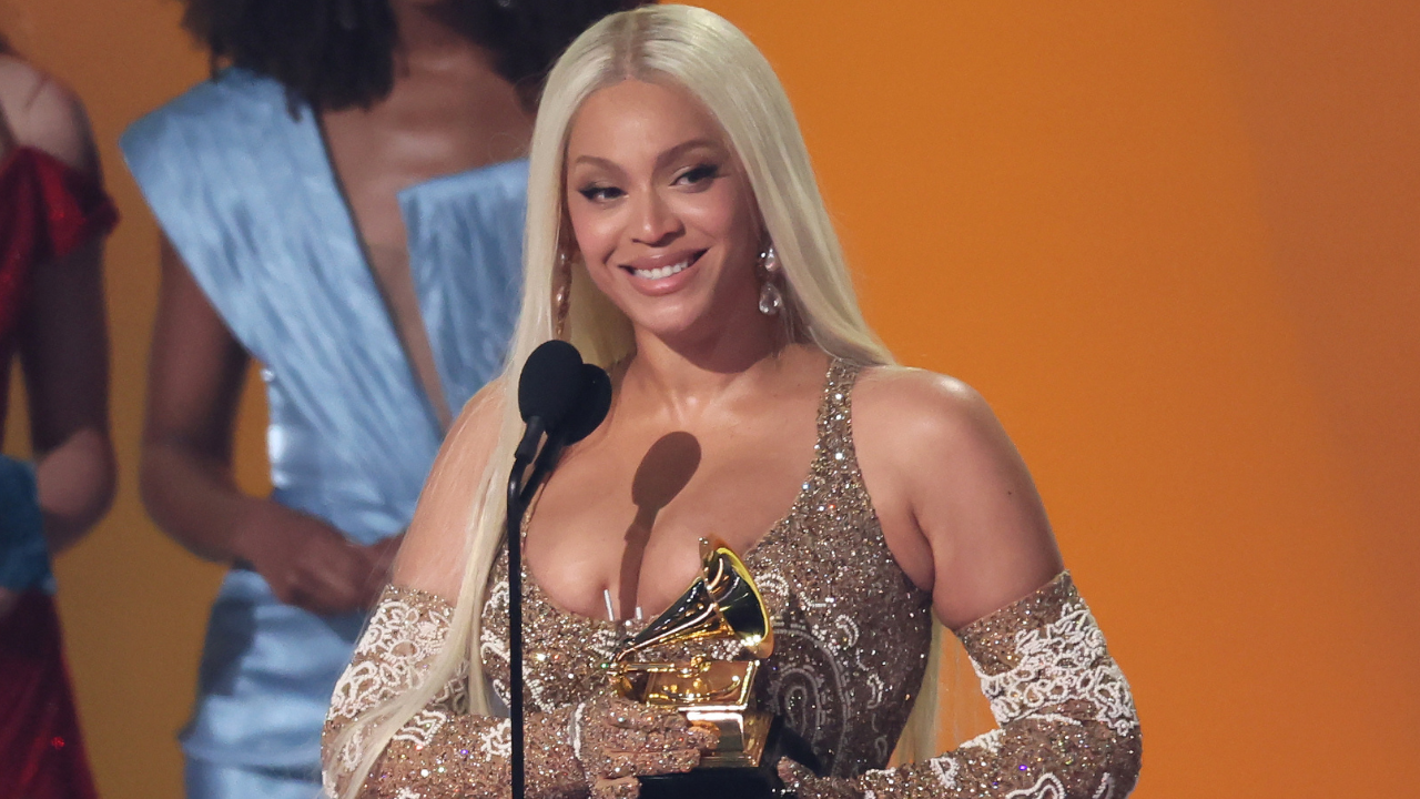 Beyoncé passa perrengue com look de grife de luxo com defeito no Grammy 2025