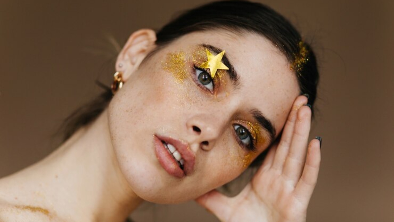 Vai usar glitter no look de Carnaval? Veja dicas de como cuidar da pele ao usar brilhos