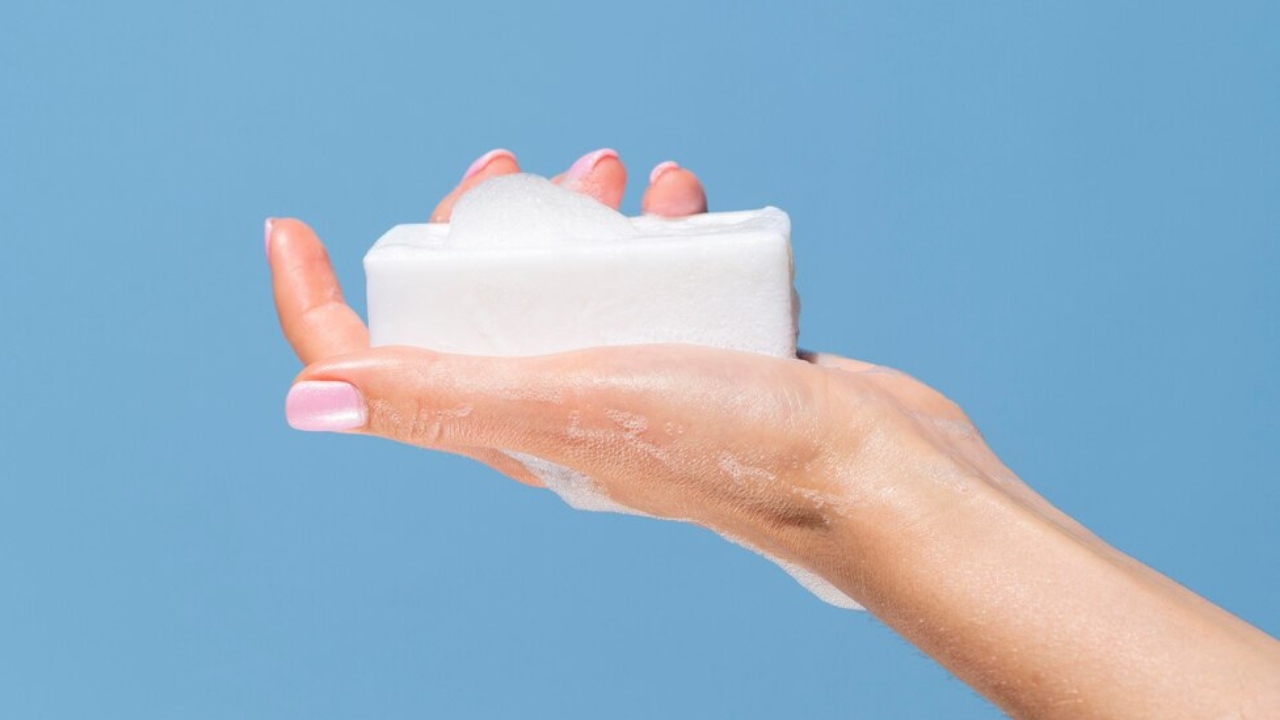 5 formas de aproveitar o sabão em barra: Para manchas, pincéis de make e muito mais.
