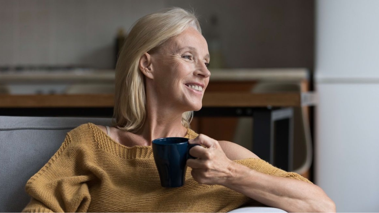 Transformações da menopausa: Como cuidar da pele, cabelos e unhas durante essa fase