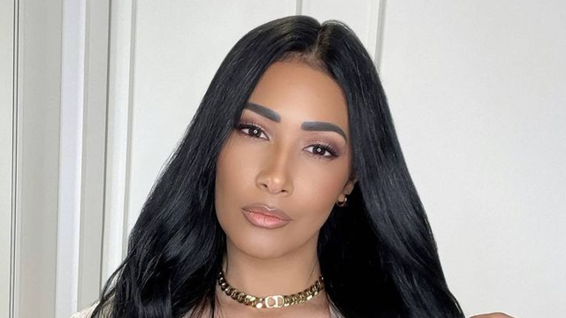 PODEROSA! Com modelito transparente, Simaria coloca suas curvas para jogo
