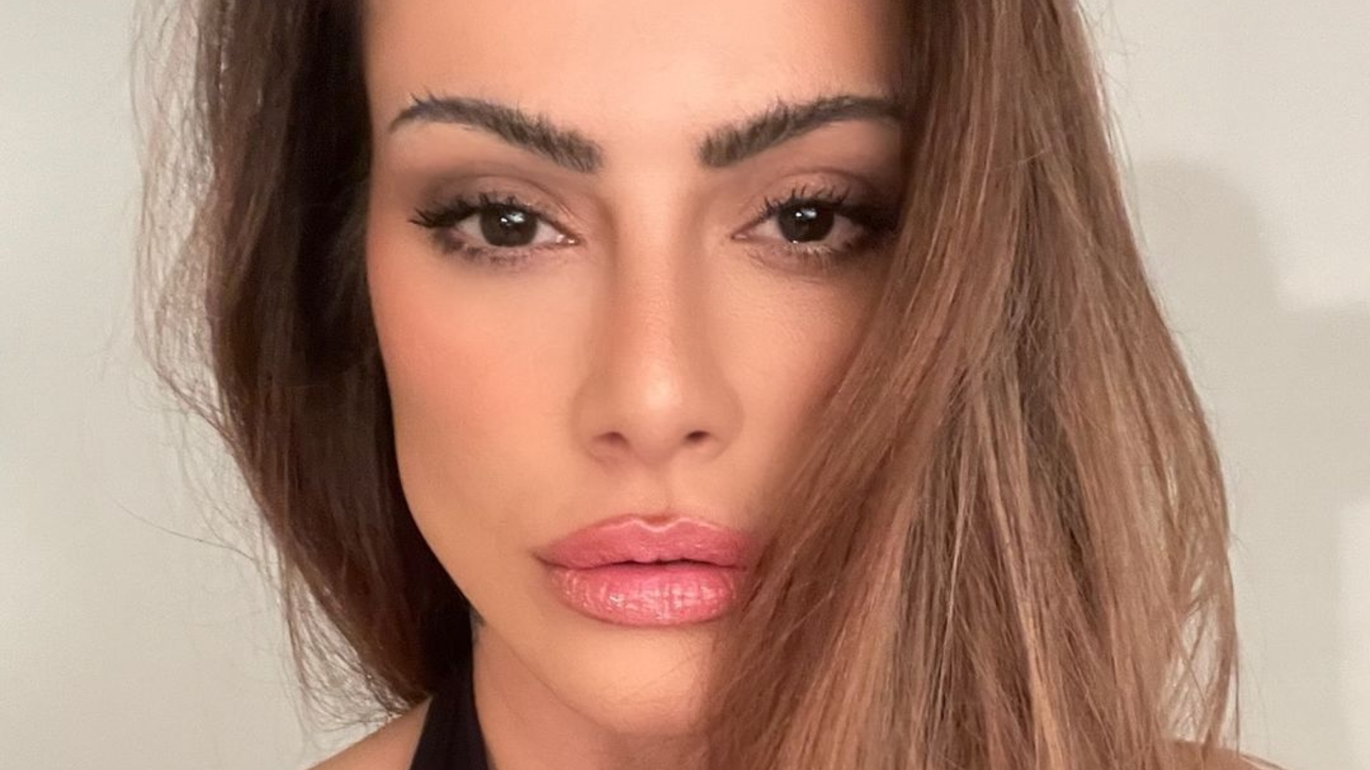 UAU! Cleo quase mostra demais com vestido curtinho e colado