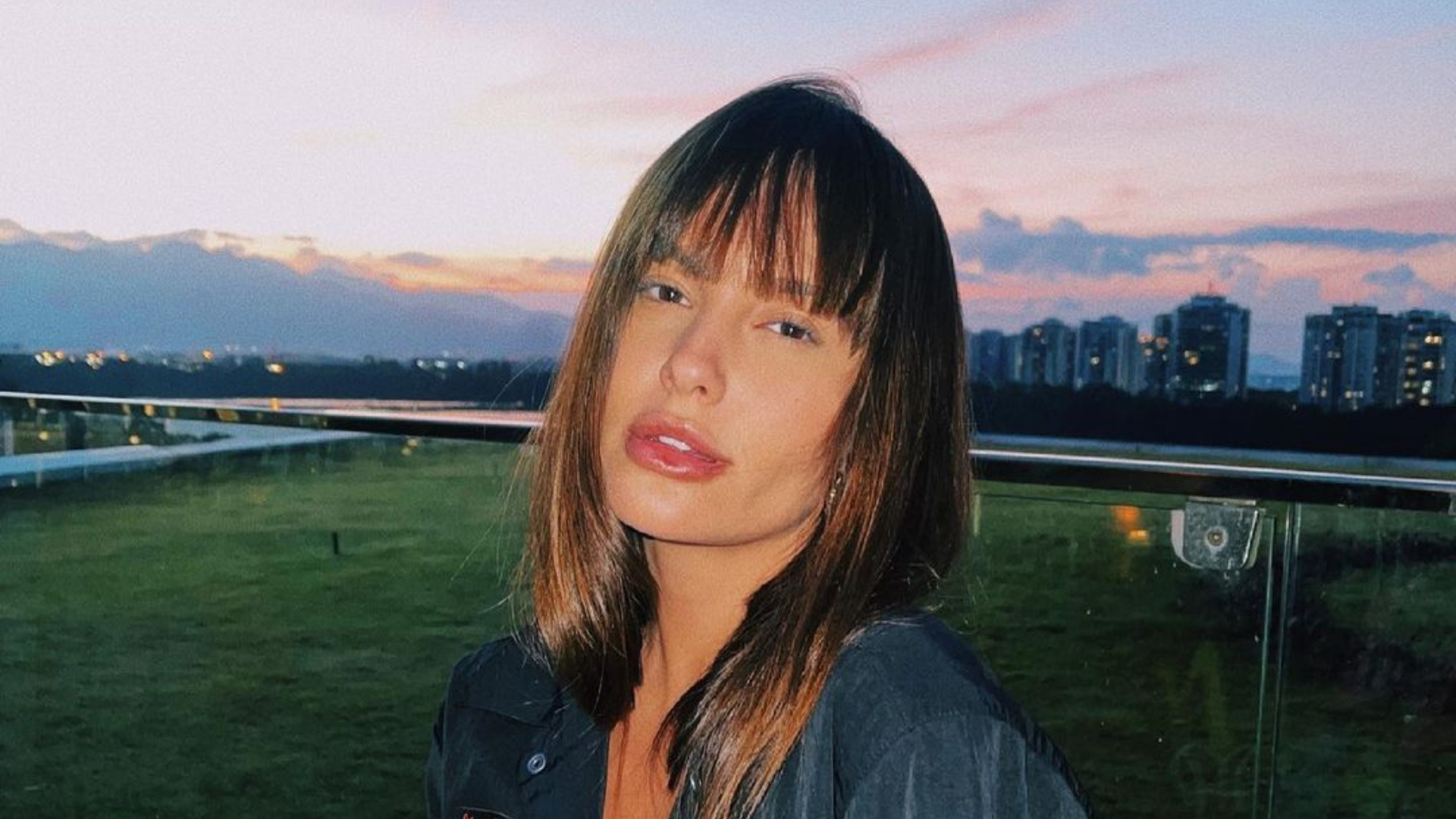 Thaís Braz ‘dá close’ no bumbum em vídeo de biquíni