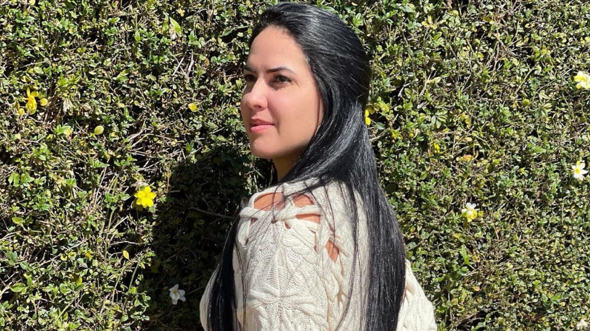 Com biquíni pequenininho, Graciele Lacerda abre álbum pessoal e exibe curvas maravilhosas
