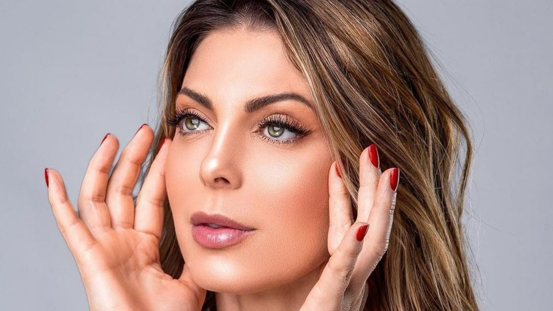 UAU! Sheila Mello deixa roupão cair e exibe parte do colo
