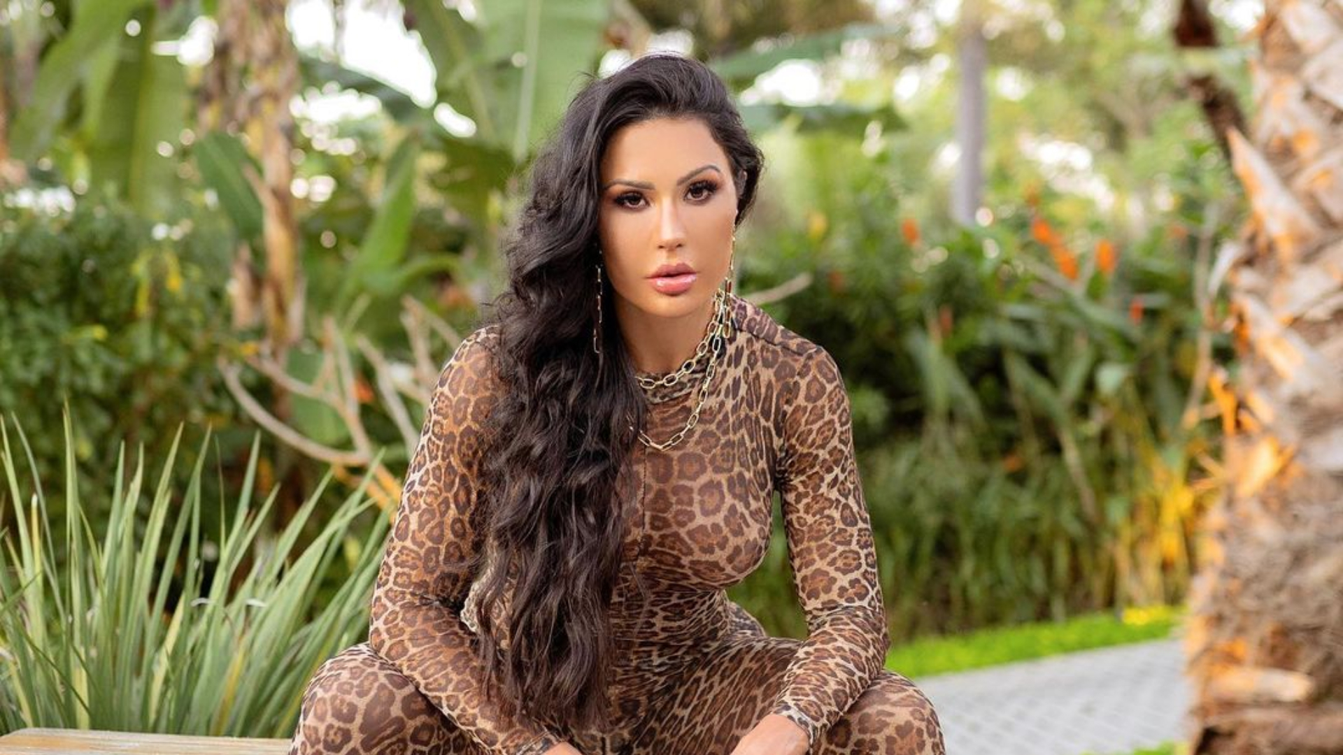 Gracyanne Barbosa posa com blusa curtinha e quase mostra demais