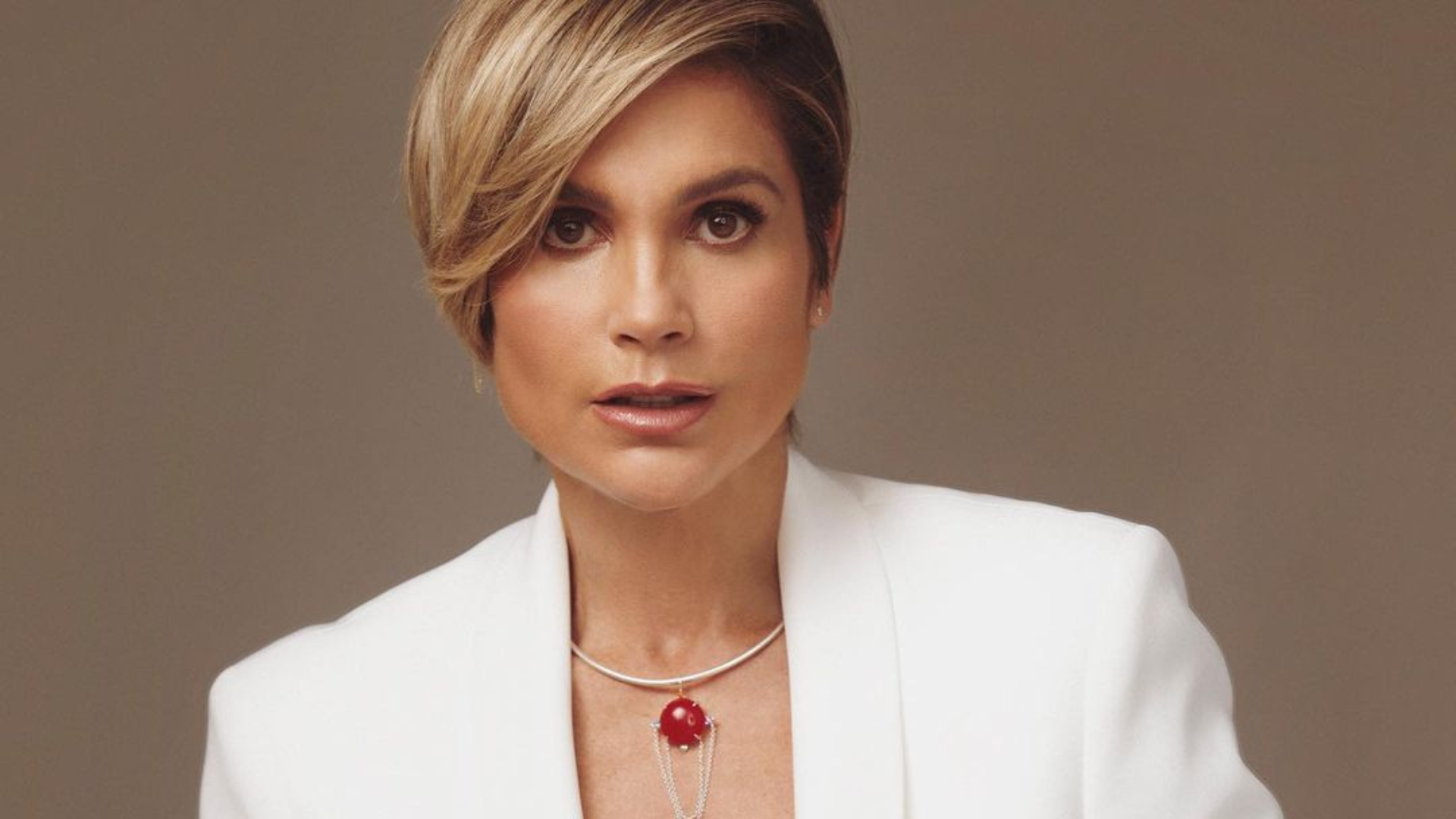 Flávia Alessandra faz ‘Antes x Depois’ de 23 anos de diferença em local paradisíaco