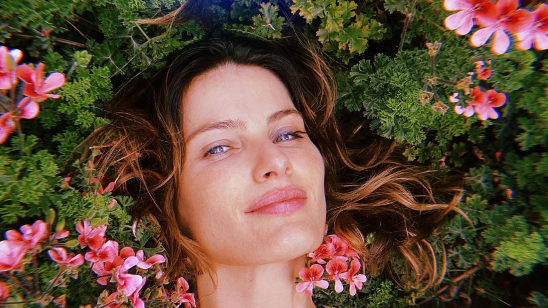 RADICALIZOU! Isabeli Fontana surpreende ao descolorir as sobrancelhas