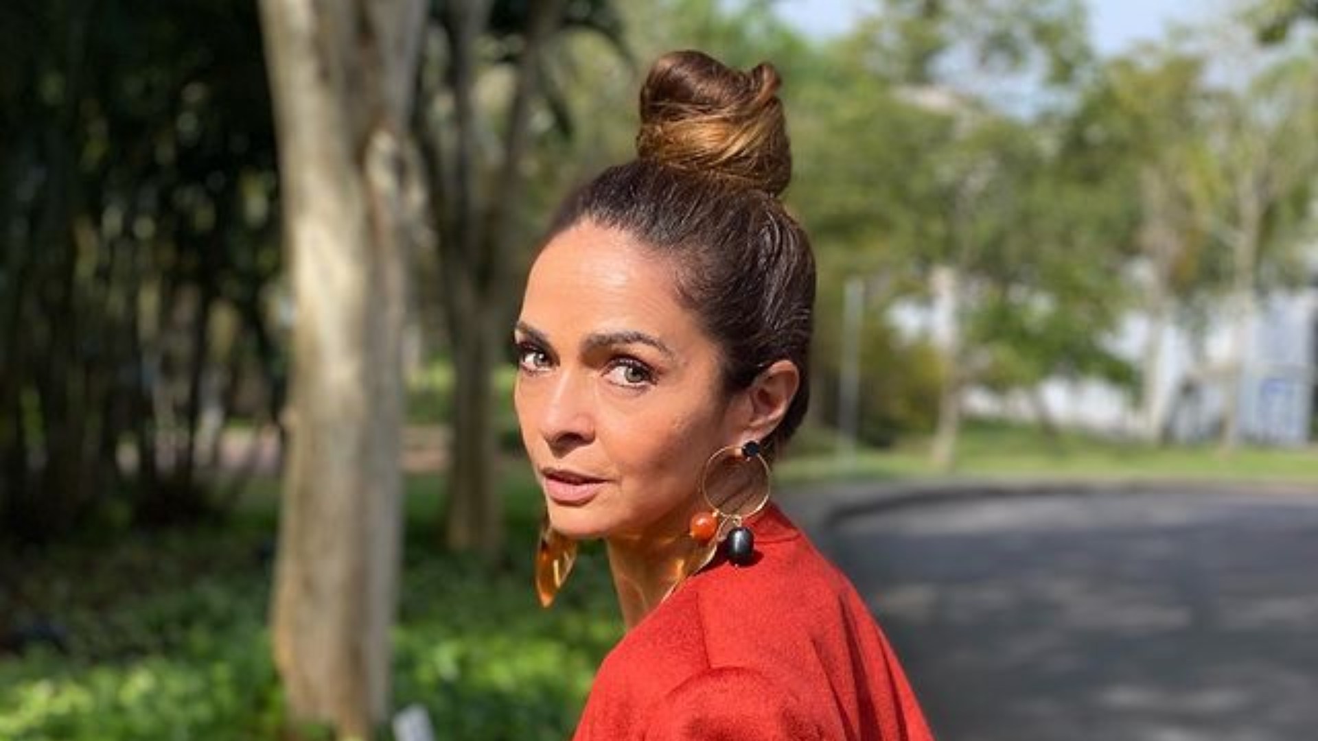 De biquíni, Claudia Ohana ostenta curvas maravilhosas em banho de sol
