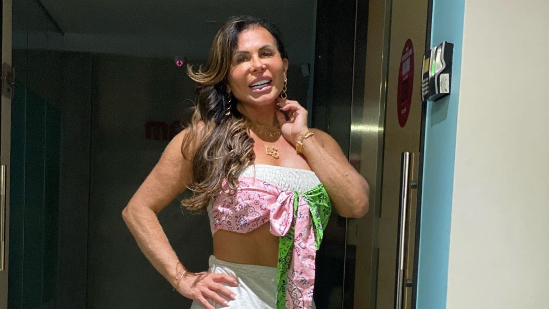 Aos 62 anos, Gretchen rebola com shorts e top coladinhos