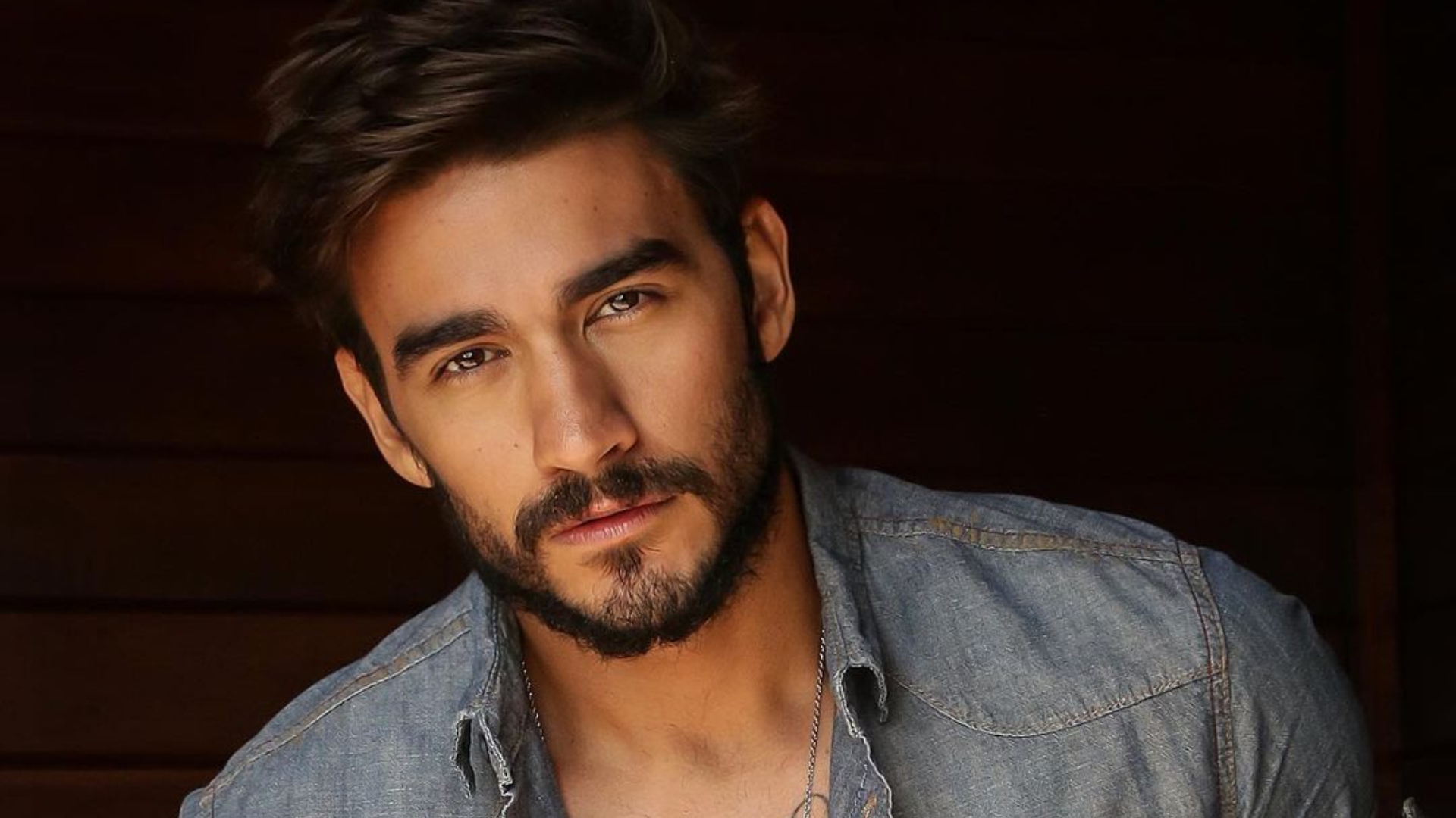 Gui Napolitano posa com modelito ‘all black’ e recebe elogios de Bil Araújo, Kaysar Dadour e Ariadna Arantes