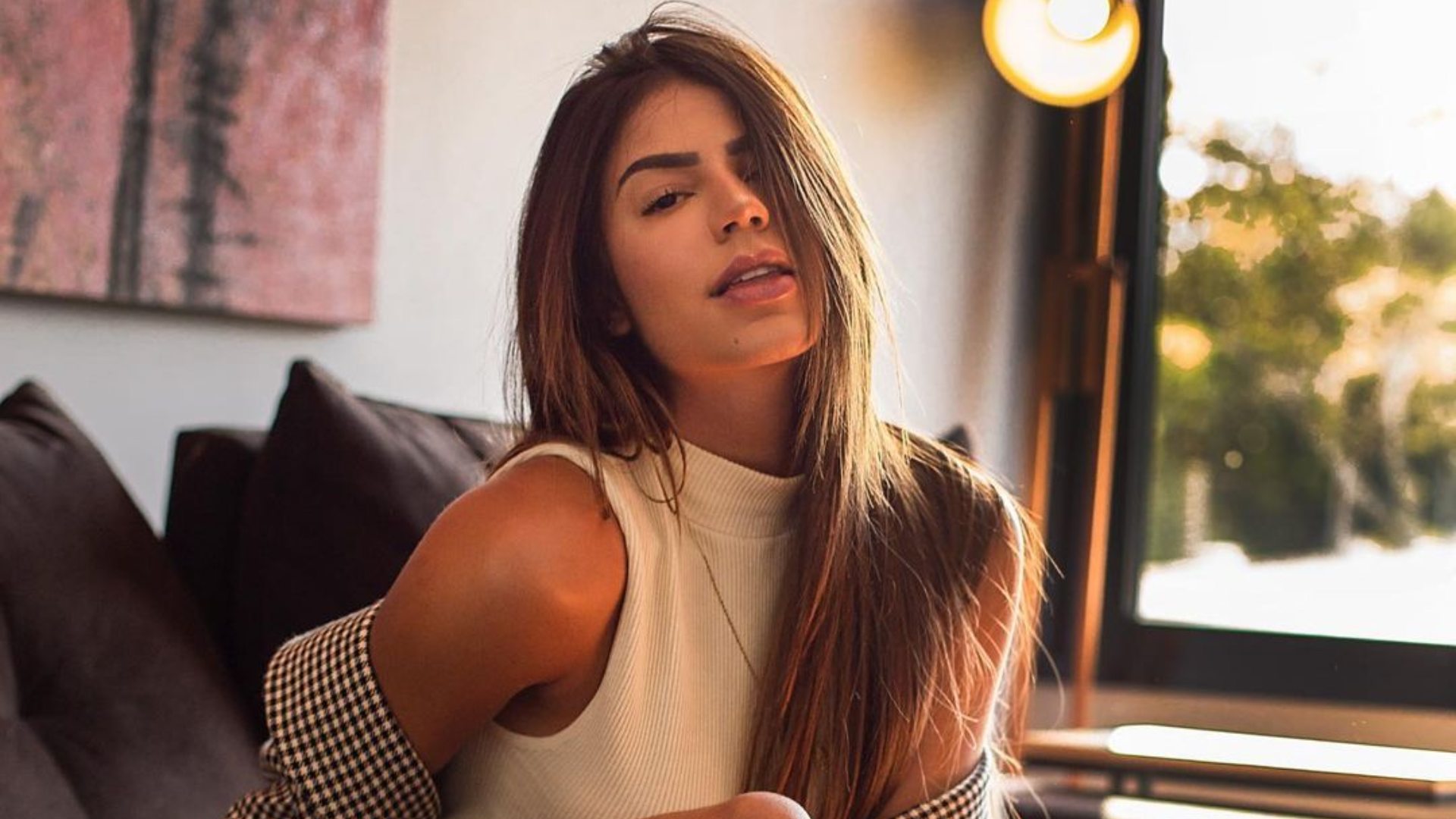 UAU! Hariany Almeida coloca sensualidade para jogo e posa de lingerie transparente