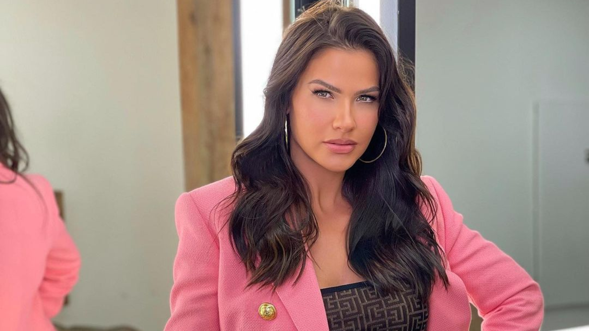 Andressa Suita aposta look com fenda, decote e estampa poderosos