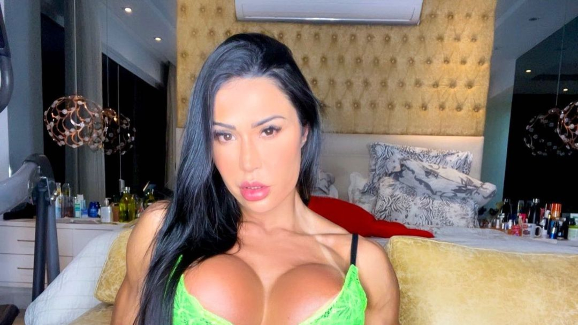 Gracyanne Barbosa rebate internauta que chamou seu corpo de “deformado”