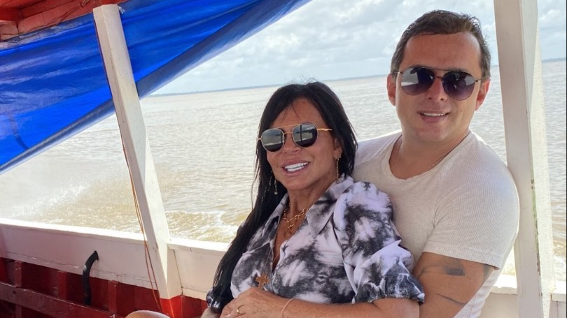 Ao lado do marido, Gretchen exibe corpão em clique de biquíni na praia