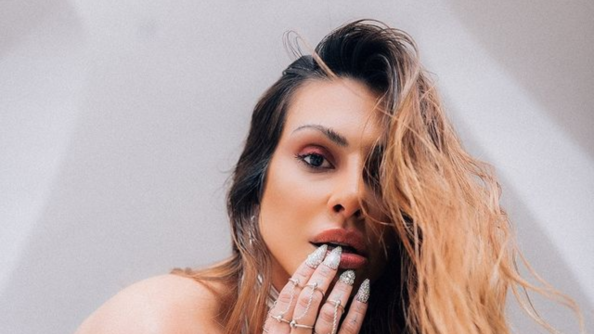 Com biquíni cavado, Cleo ostenta curvas maravilhosas em cenário paradisíaco