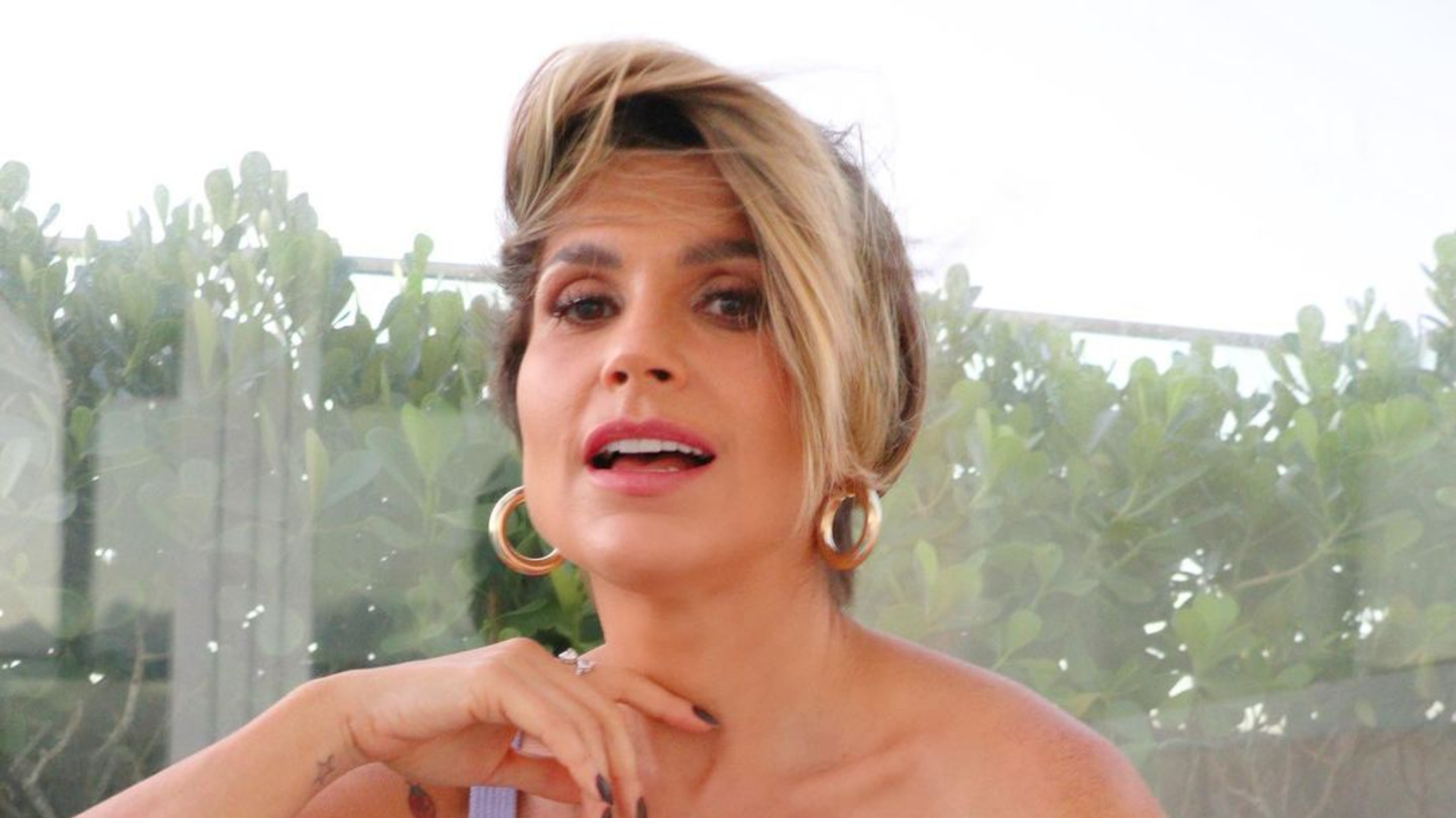Flávia Alessandra dispensa uso de roupas e posa nua