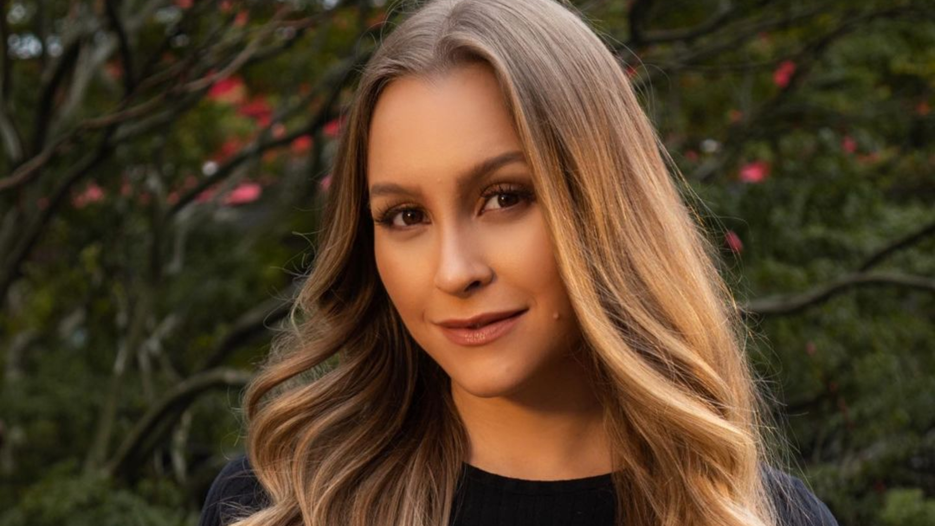Inshallah! Carla Diaz usa acessório de personagem em ‘O Clone’ e relembra filmagens da novela: “Uma das melhores fases da minha vida”
