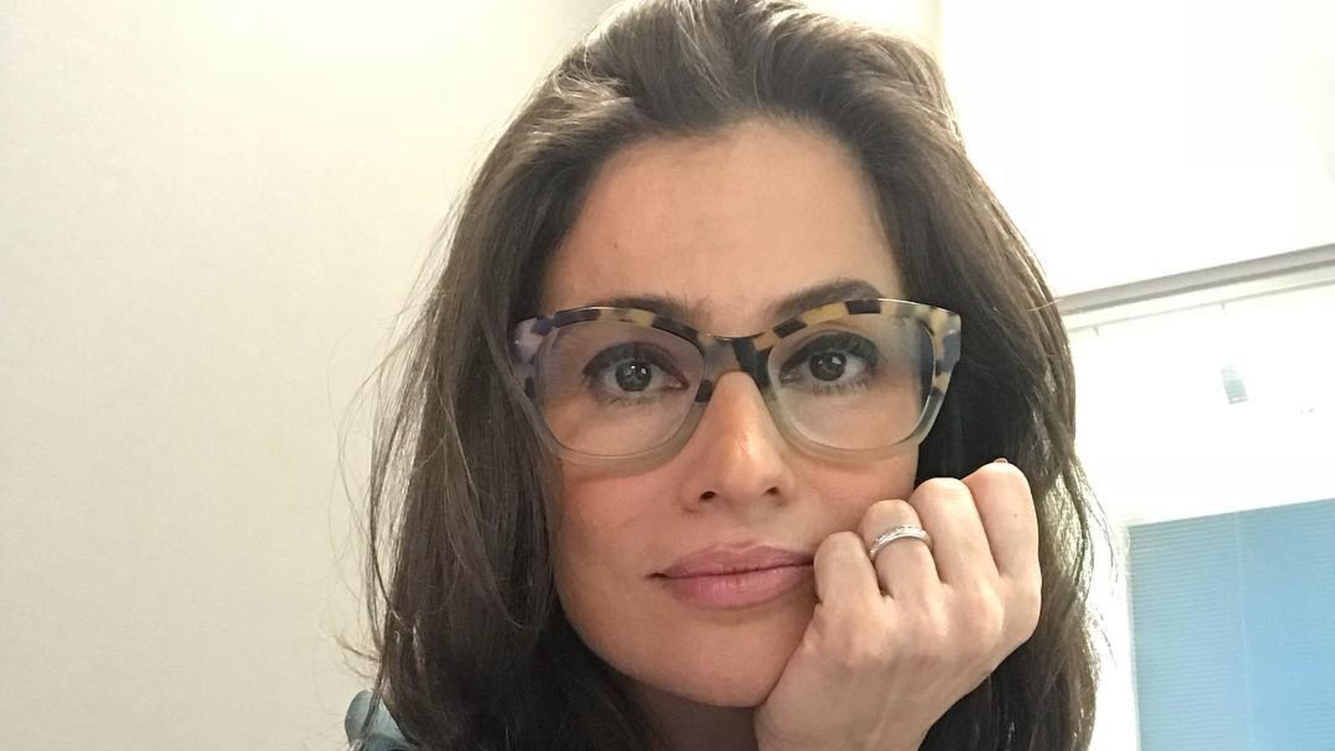 Renata Vasconcellos comemora 48 anos e surge em registros inéditos ao lado de sua irmã gêmea: “Quem é quem?”