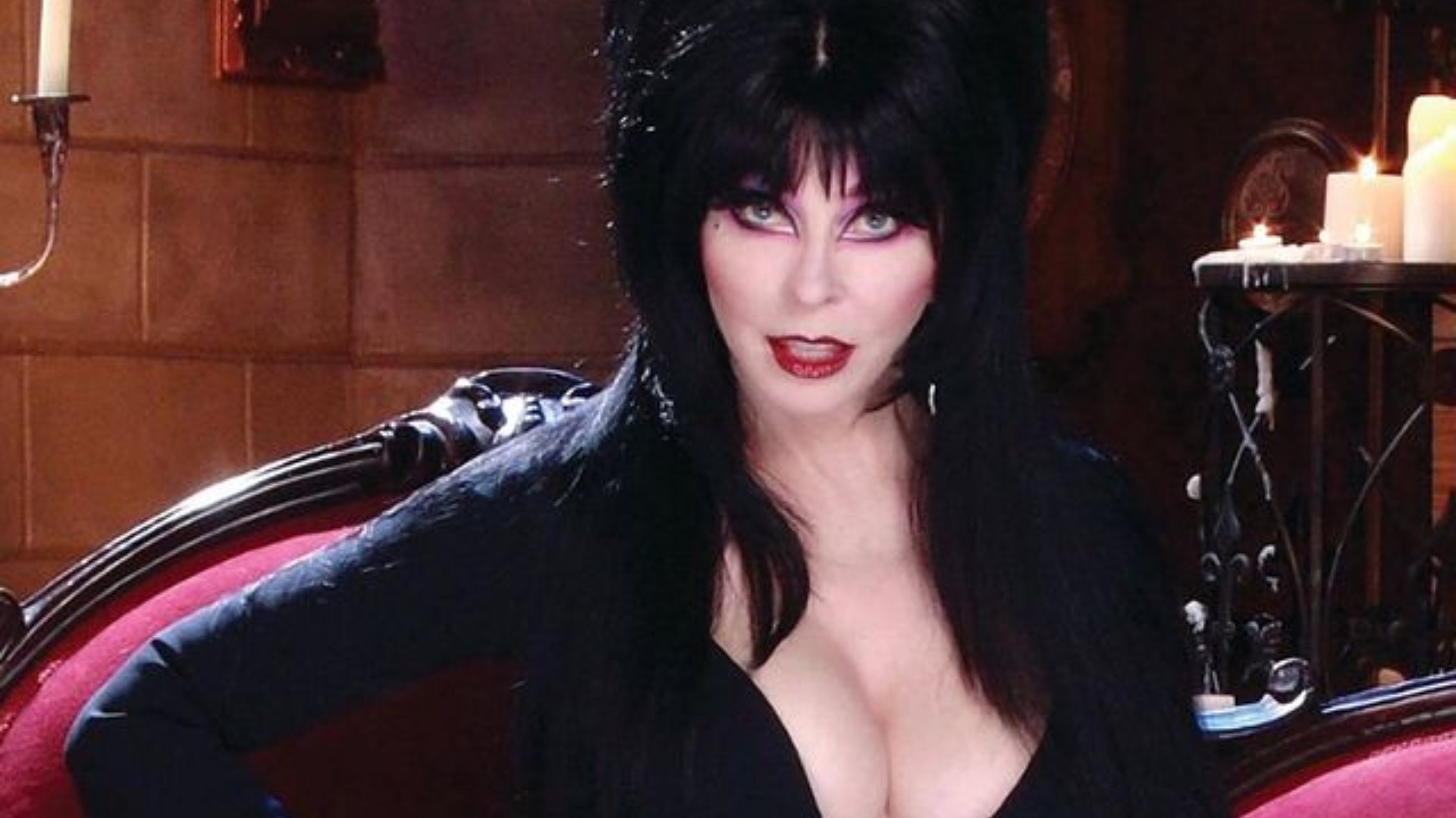 Estrela de ‘Elvira, a Rainha das Trevas’ assume relacionamento de 19 anos com outra mulher