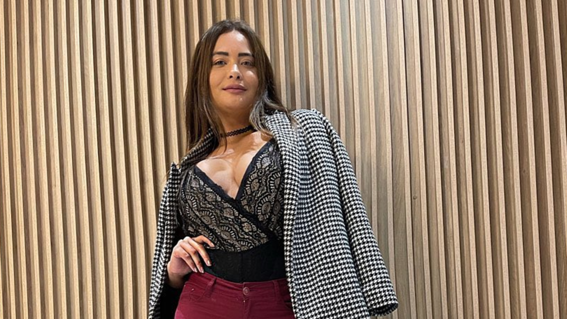 UAU! Geisy Arruda empina o bumbum em dia de sol