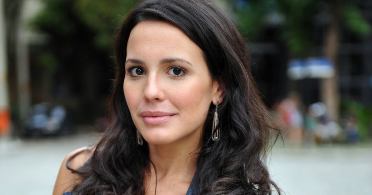 Fina Estampa: Após humilhações, Zuleika conhece médico gato e se dá bem