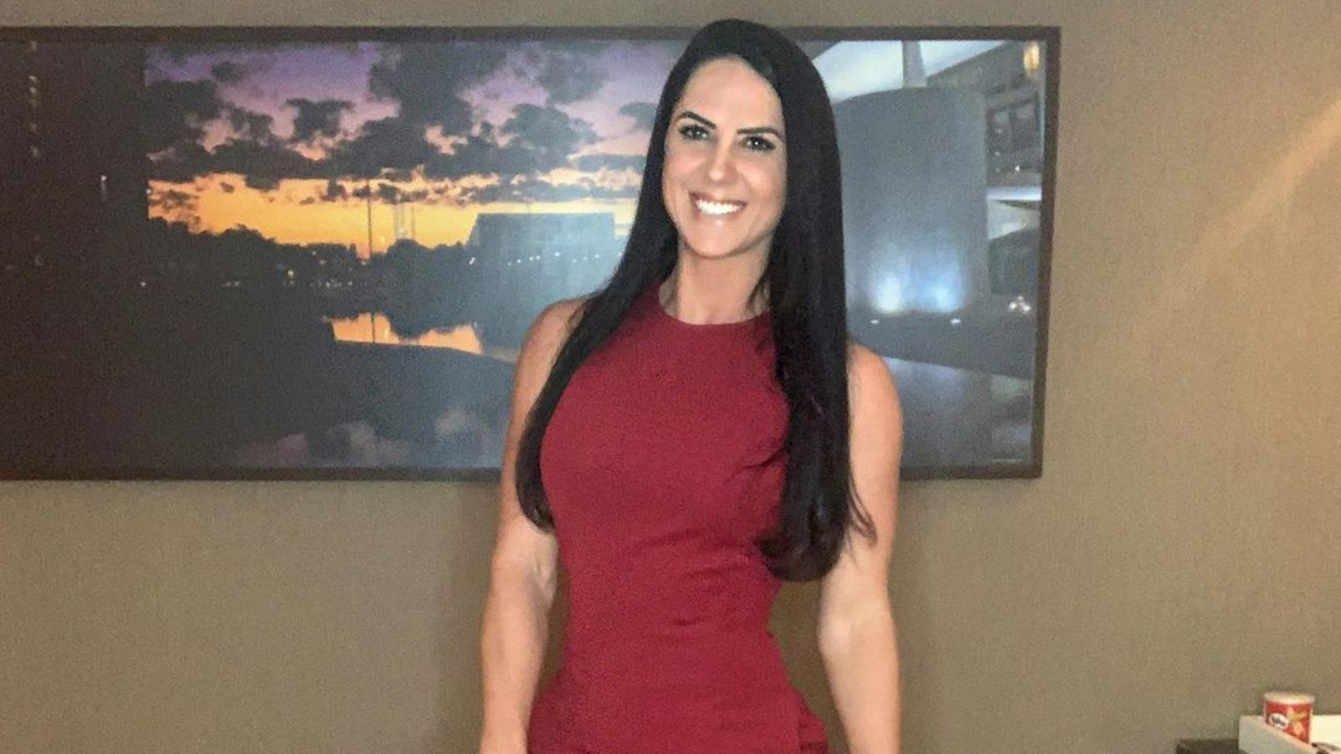 De biquíni fio-dental, Graciele Lacerda ostenta bumbum empinado em banho de piscina
