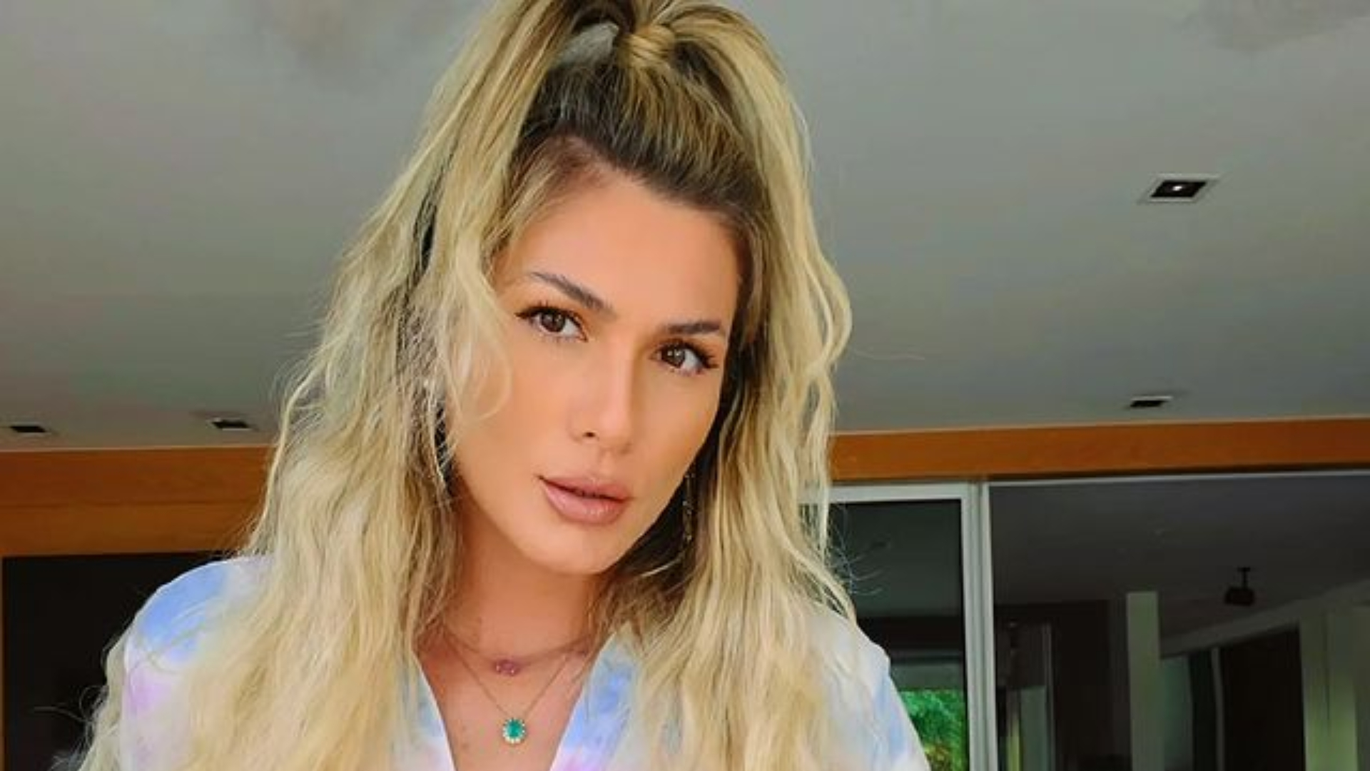 Lívia Andrade acompanha namorado em teste de DNA do filho de Pétala Barreiros