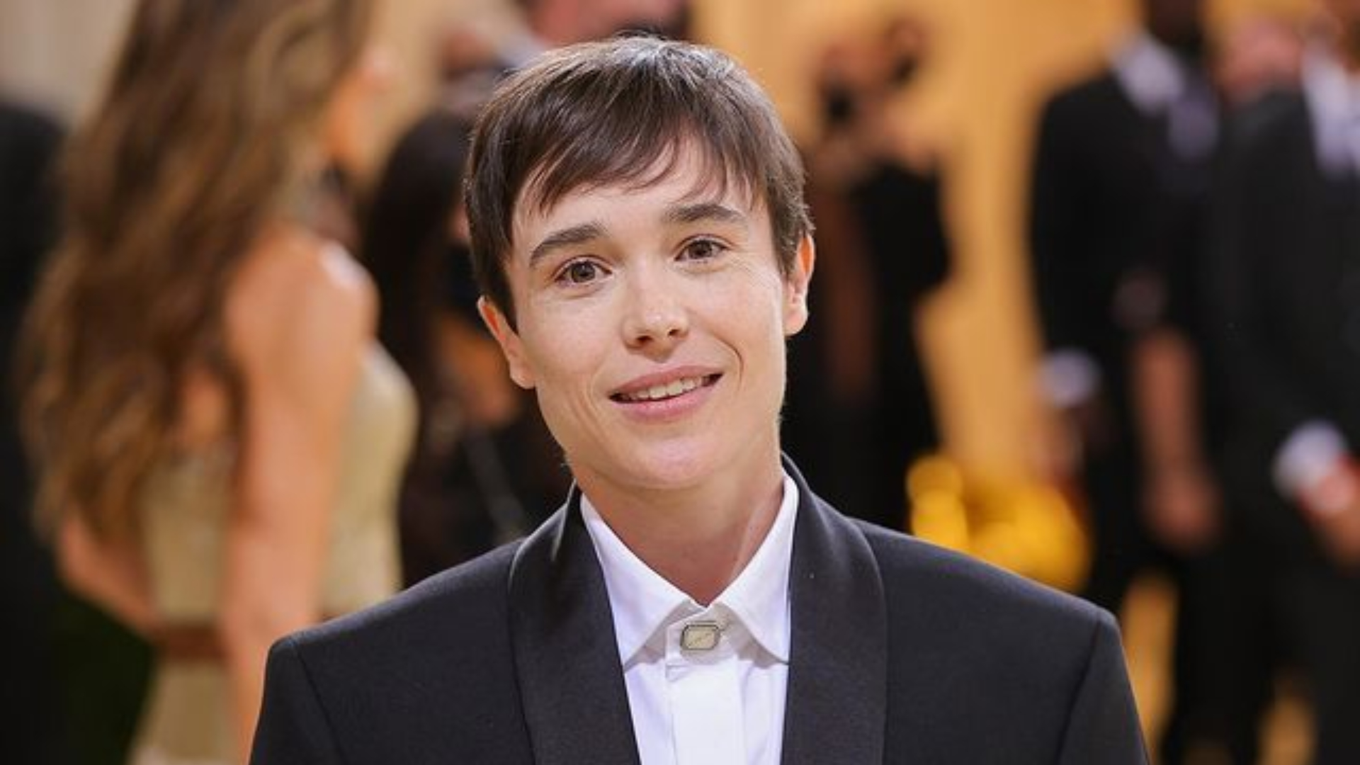 Elliot Page demonstra apoio à pessoas trans em causa contra plataforma de streaming