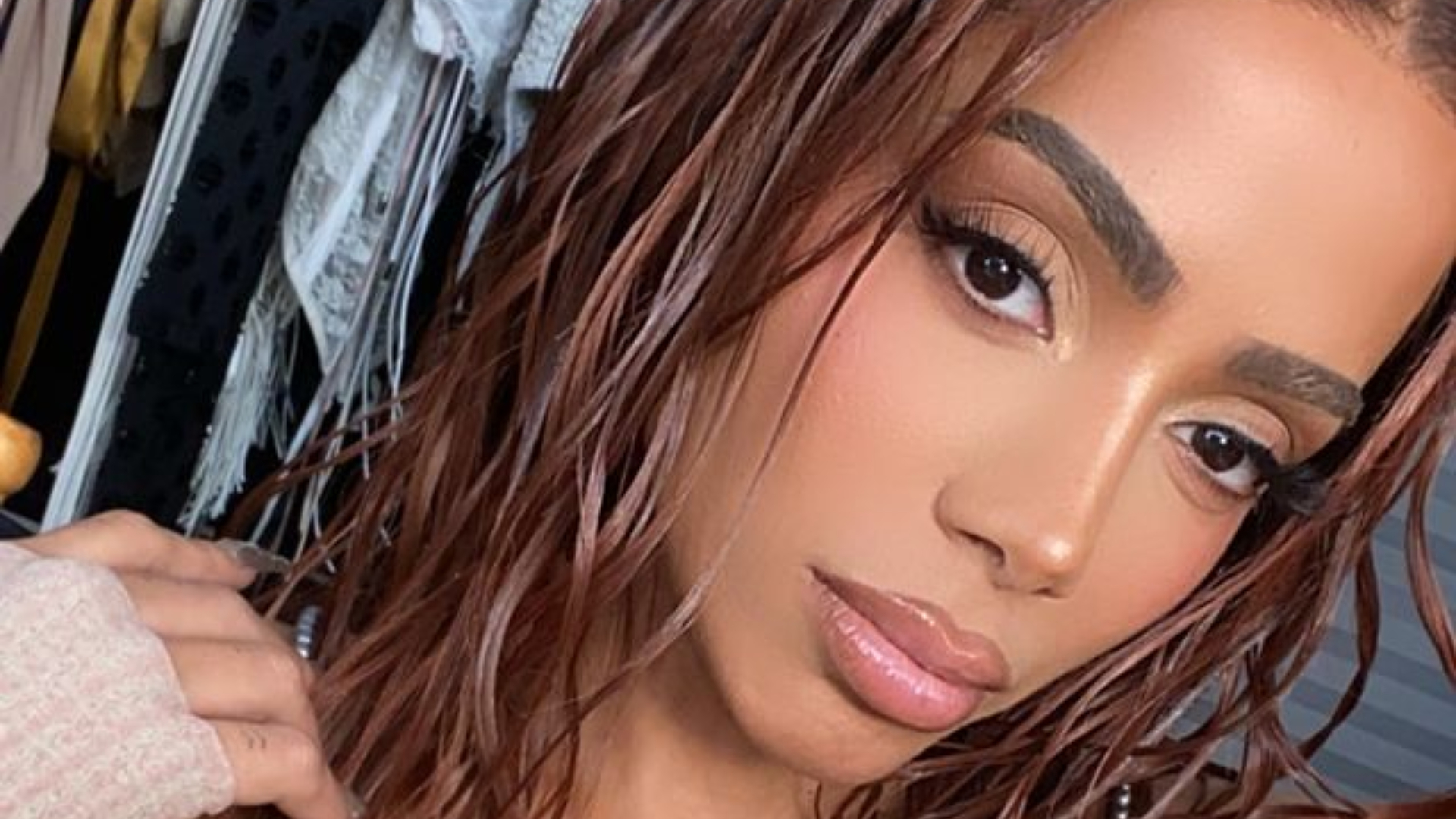 Poderosa! Anitta dispensa calcinha e sutiã para vestir modelito todo recortado