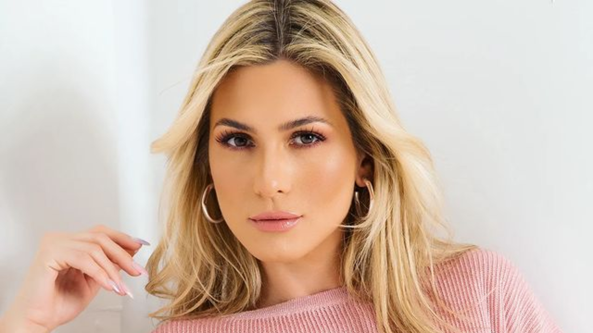 Ousada! De biquíni, Lívia Andrade puxa calcinha e sensualiza em banho de piscina