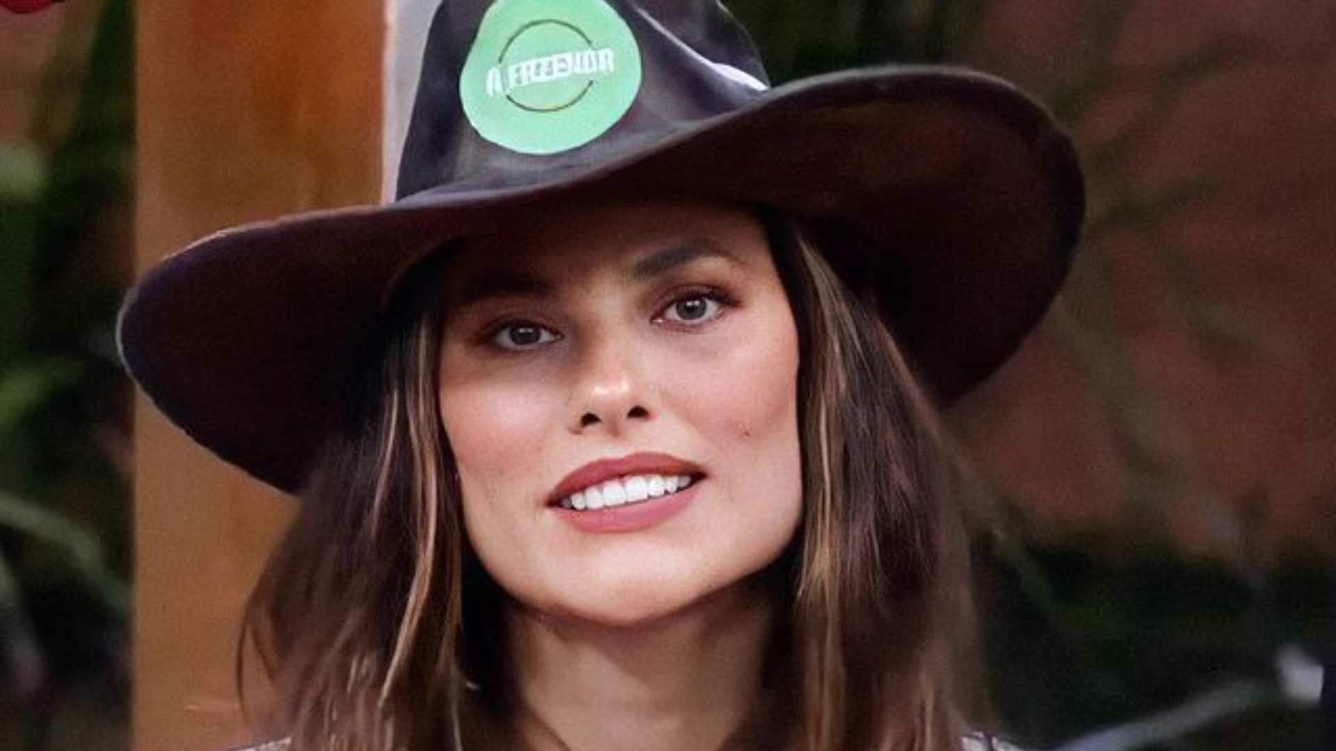 A Fazenda 13: Dayane dá aula de sexo no edredom e troca carícias com Aline